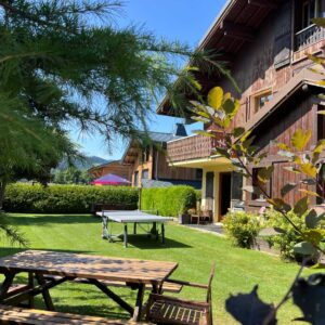 Chalet Aventure Gardens, showcasing lush greenery and blooming flowers.