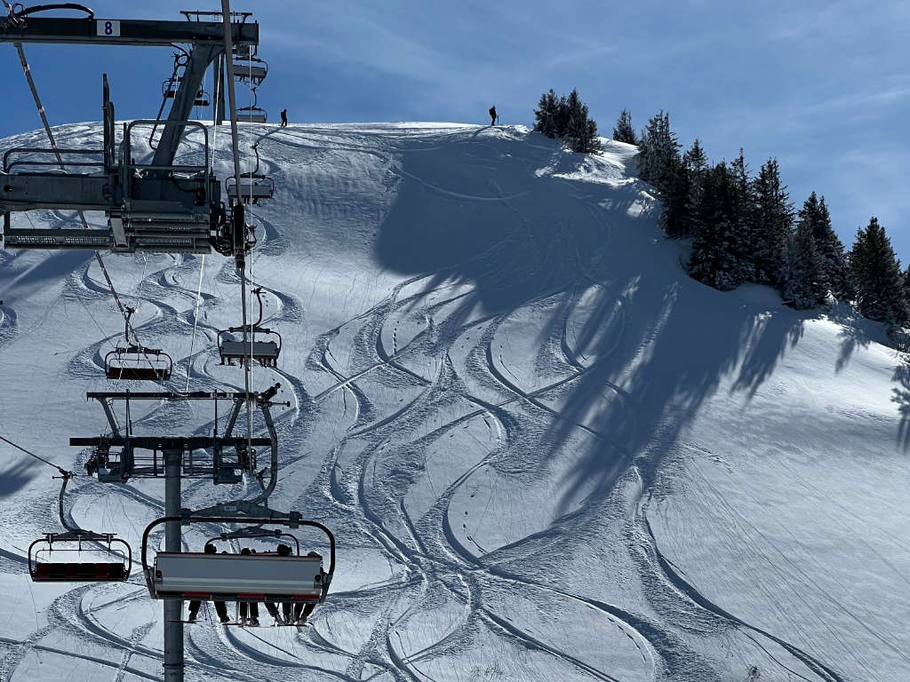 Snow-covered slopes in Morzine during winter, showcasing beautiful alpine scenery.