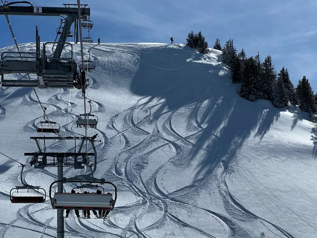 Snow-covered slopes in Morzine during winter, showcasing beautiful alpine scenery.